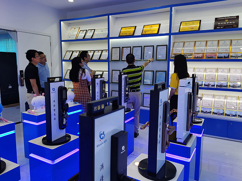 热烈欢迎横沥镇政府领导莅临满佳物联总部参观指导