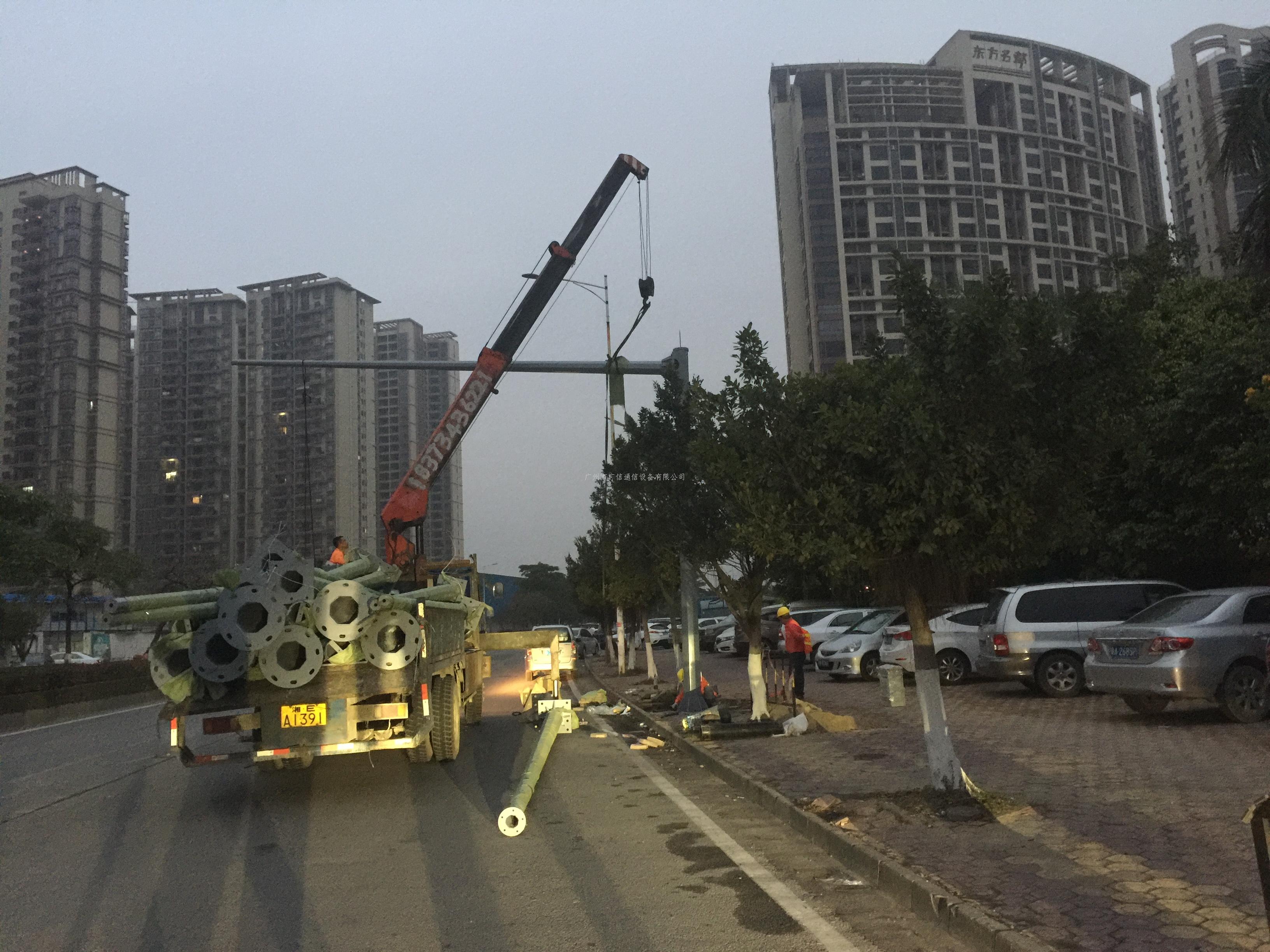 电子警察杆定购热线：13676294460