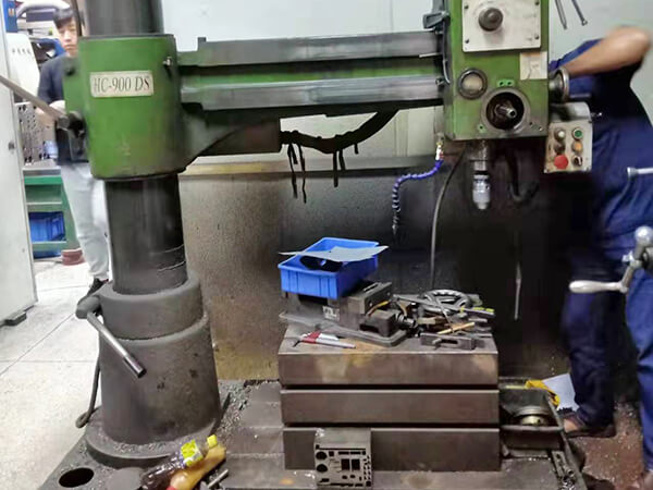 东莞市黄江镇台湾鸿昌HC一900DS摇臂钻床维修