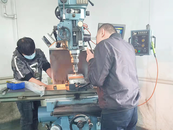 东莞市长安镇新虎将铣床更换电子尺