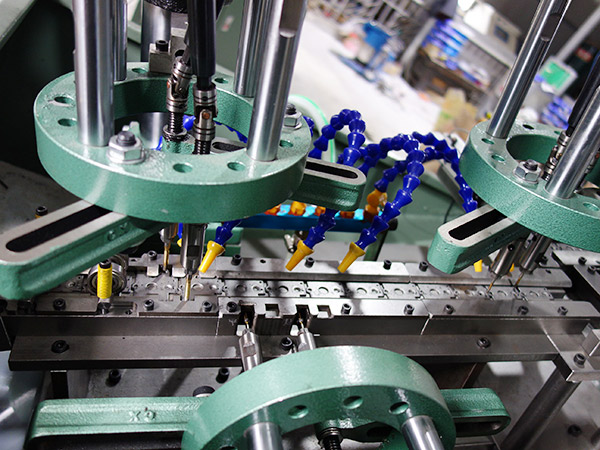 多轴攻牙机的特点