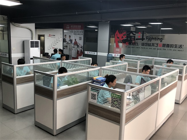 东莞卓众集体员工热情服务用户