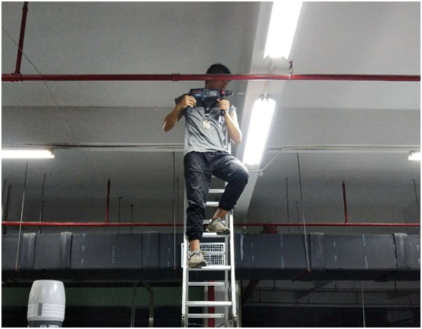 技术人员安装松下投影机