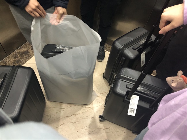 小伙伴们拿着礼品下班啦