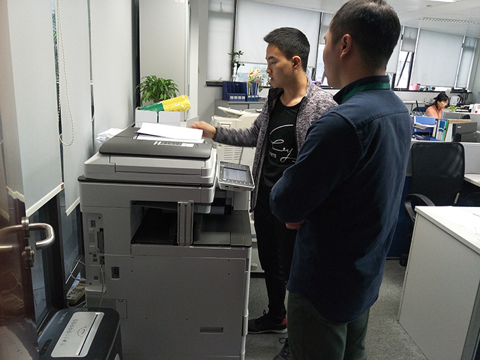 卓众办公为新奥燃气负责人讲解操作 卓众办公为新奥燃气负责人讲解操作