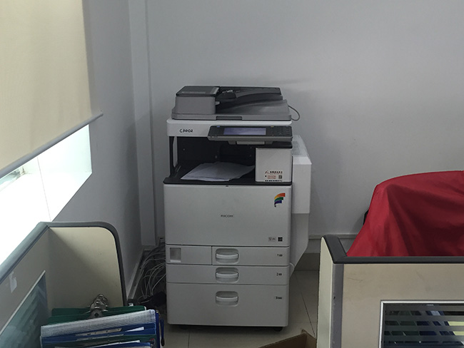 卓众安装理光复印机办公现场图