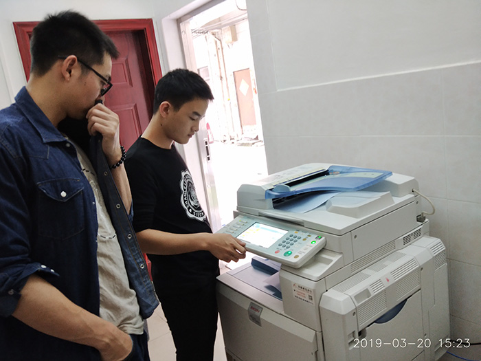 卓众同事细心指导企业工作使用人员操作