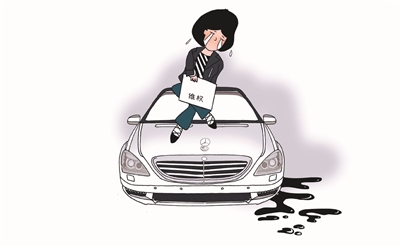 奔驰女车主坐引擎盖上哭诉