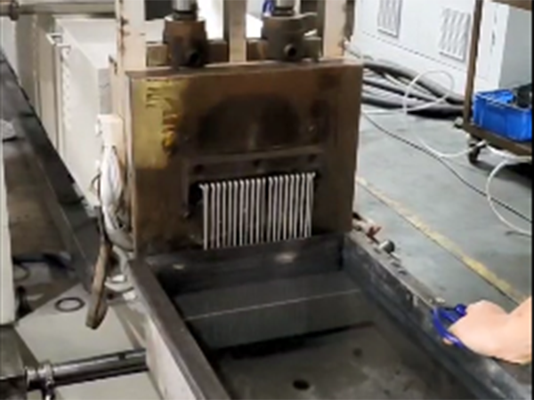 塑胶造粒机拉条全程