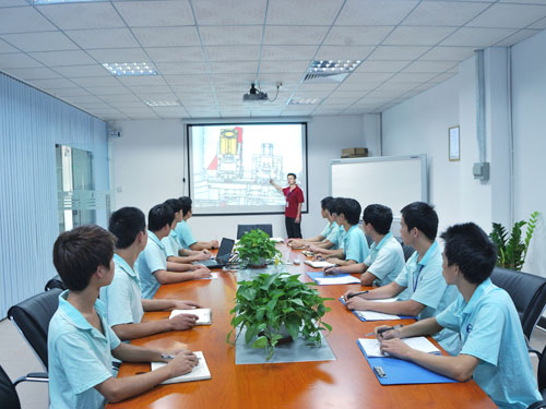 工程人员在会议室研讨