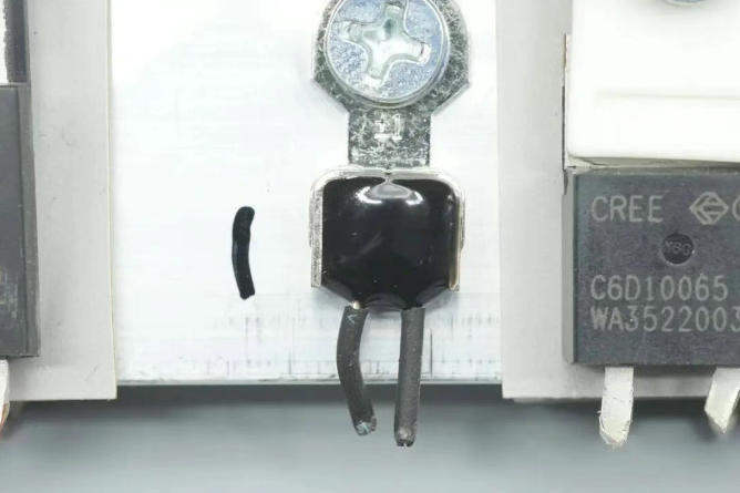 贴片三极管与热敏电阻构建的变压器温度开关保护电路