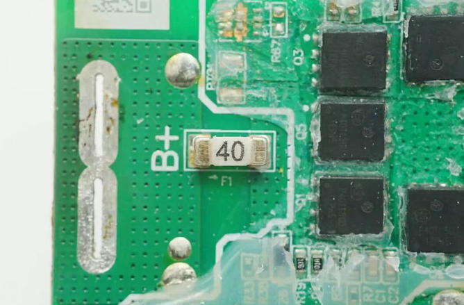 保险丝的安装方式与变压器PCB布局的热耦合设计