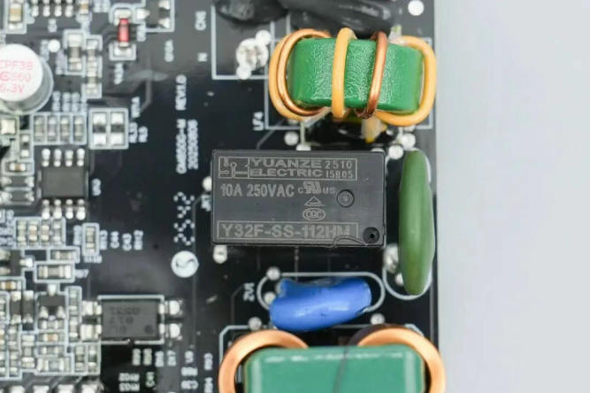 ​贴片三极管达林顿结构在AI储能继电器驱动中的饱和压降与热设计