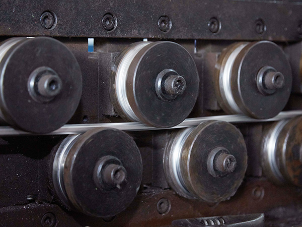 拉拔机自动校直中