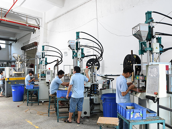 立式注塑机车间