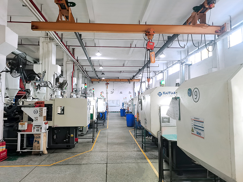 卧式注塑机车间