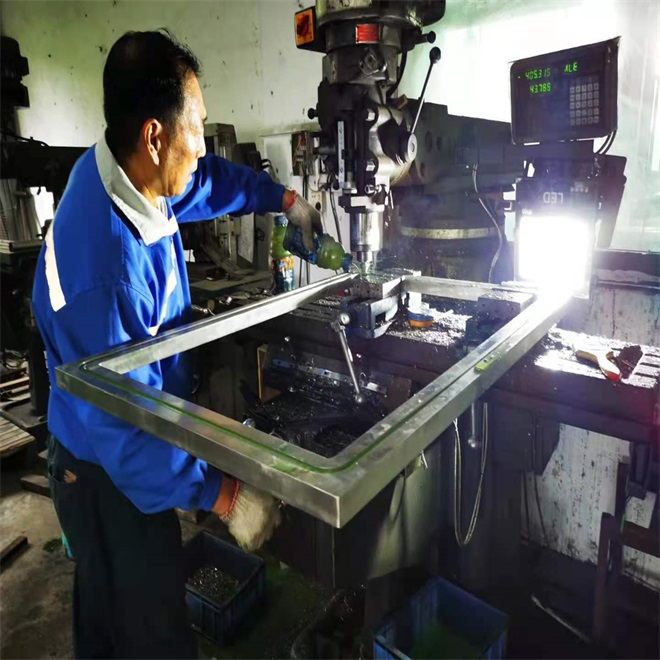 派瑞林镀膜设备制造车...