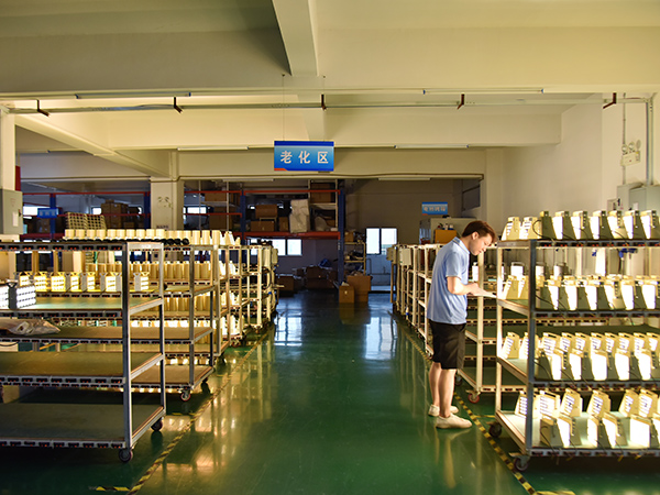 灯具老化车间
