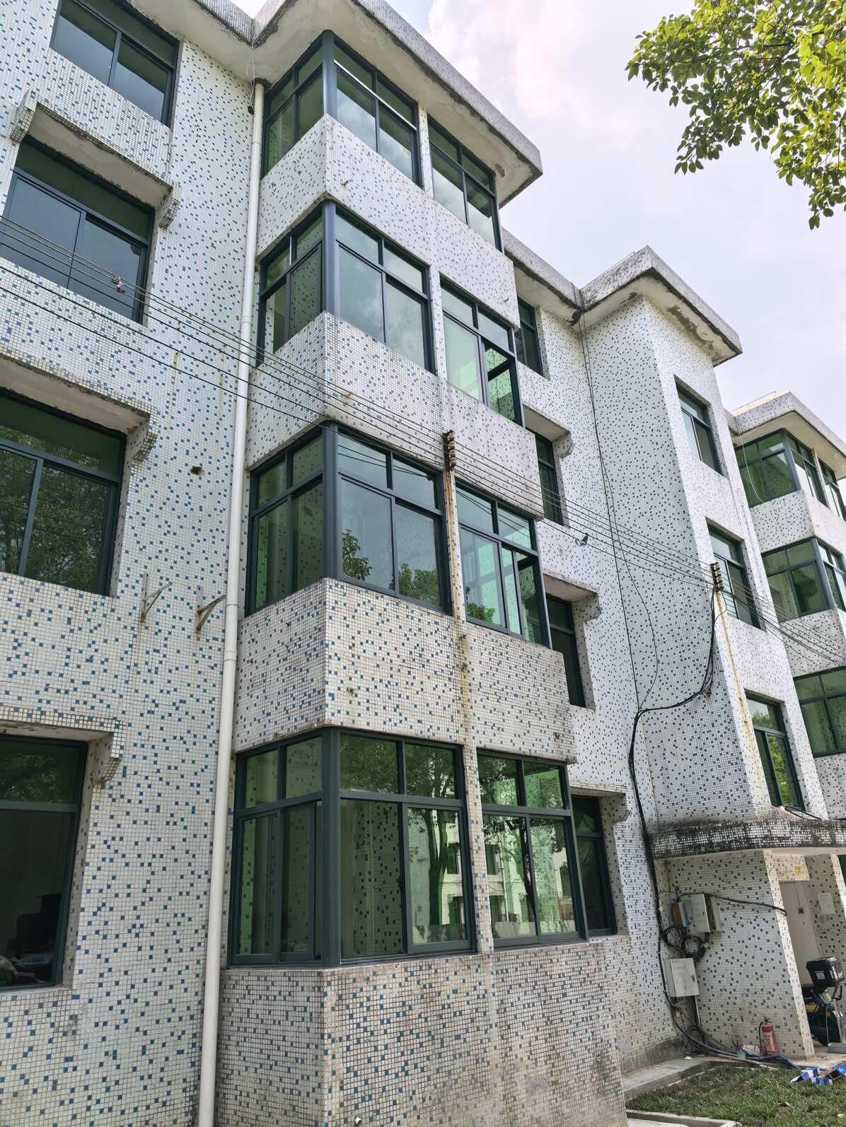 学校宿舍门窗翻新300套｜假期窗口期怎么排产与进场｜上誉金鑫福门窗