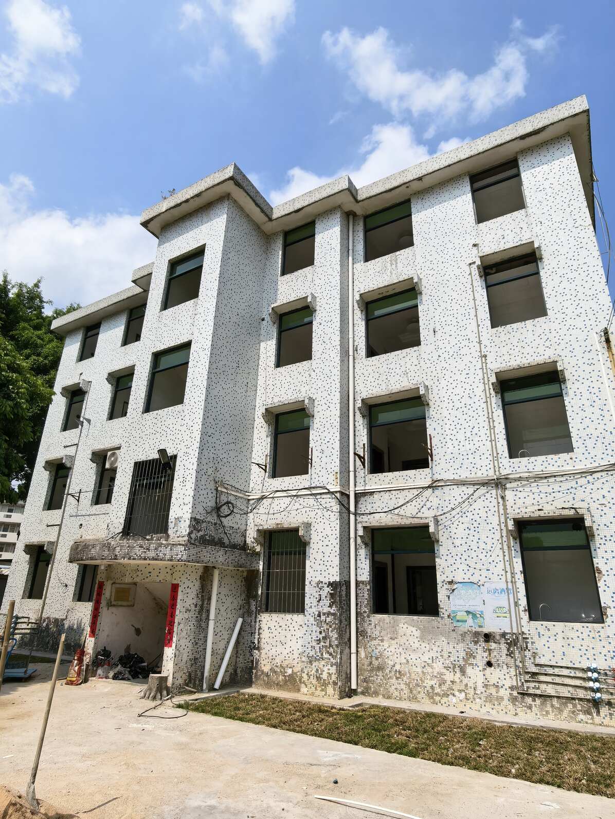 边住边换：东莞单位宿舍不停用施工的顺序怎么排｜上誉金鑫福门窗