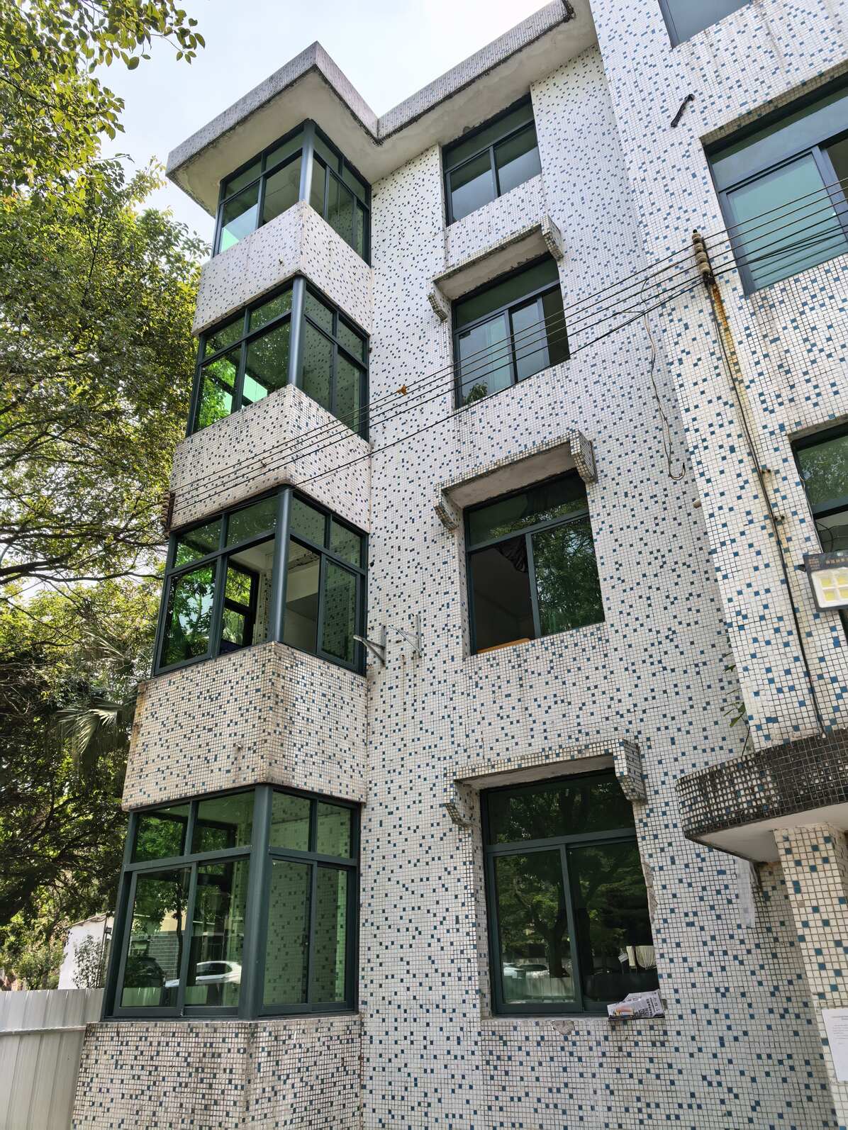 黄江工装工地_兴发铝材绿色门窗_整套工程现场实拍