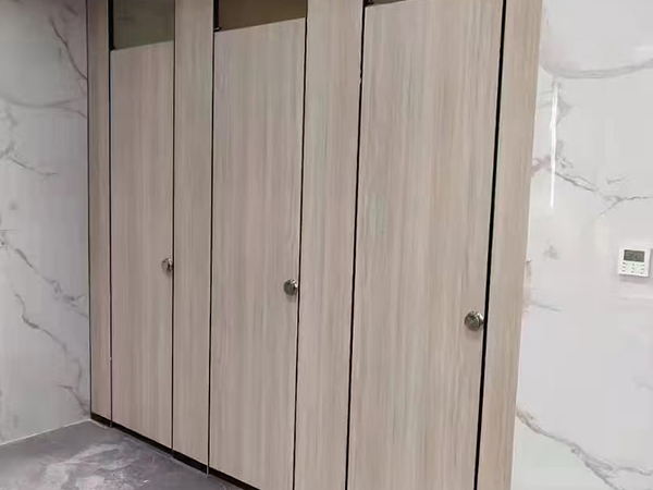 使用蜂窝铝板卫生间隔断有什么特点与优势？