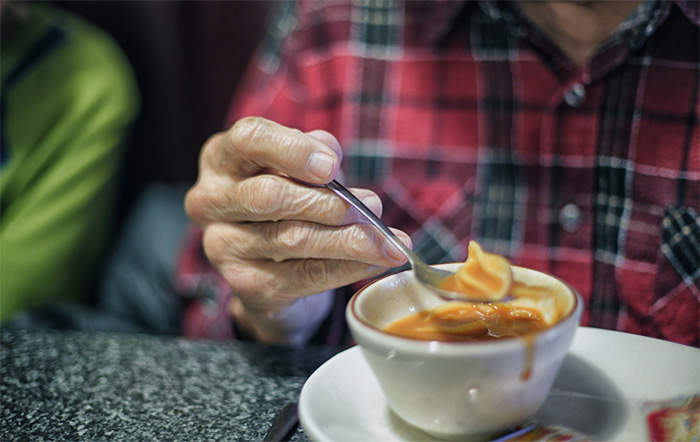 原来胃是这样折腾坏的！这6件事很多人都在做