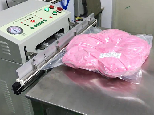 抱枕真空包装机应用案...