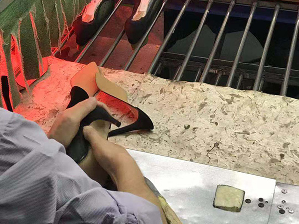 用聚氨酯胶加工鞋垫