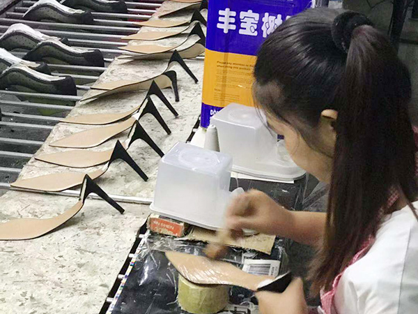 向鞋底重合处涂上聚氨酯胶