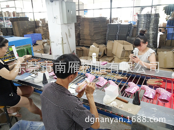 把PU胶水涂在鞋底和鞋跟重合处