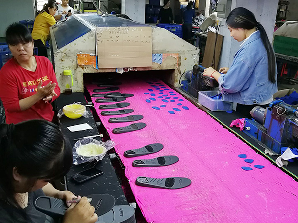 在鞋底重合处涂上PU...