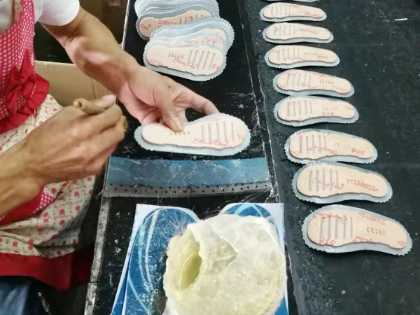 在鞋垫上涂上接枝胶