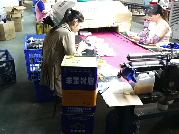 在鞋垫上涂上药水胶