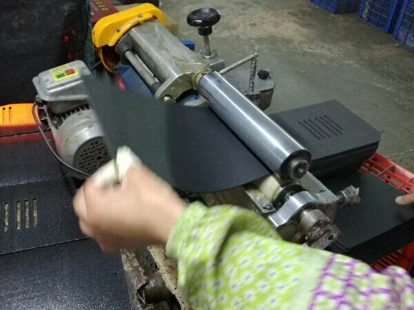 小型滚筒机上胶