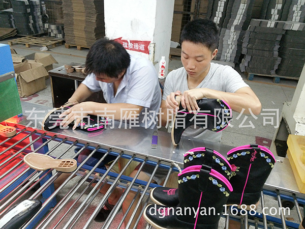 流水线生产鞋子后段成...