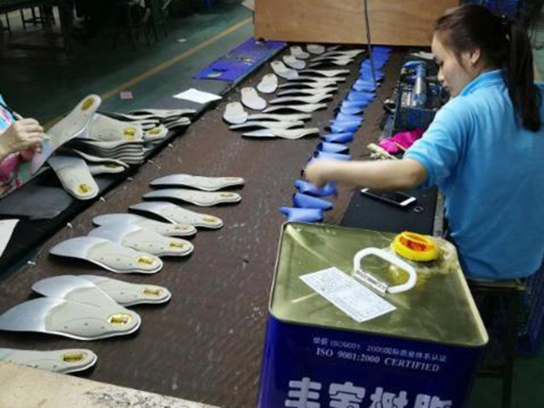 把胶水涂到鞋垫上