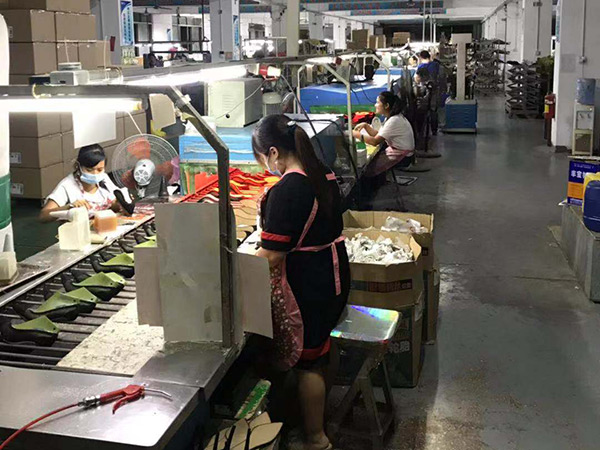 鞋子流水线前段刷胶