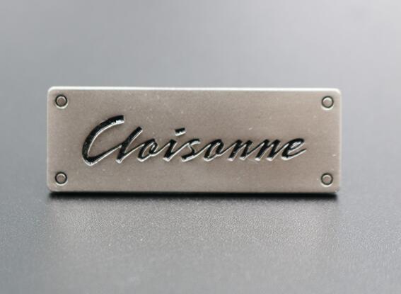 高质量的锌合金标牌厂家具有哪些特征 高质量的锌合金标牌厂家具有哪些特征