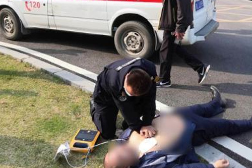 男子心脏骤停倒地，酒店保安紧急救治