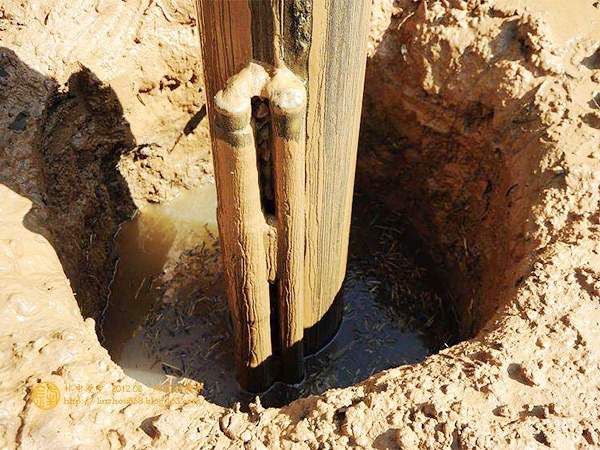 机钻深水井现场