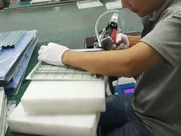 电脑机箱厂省人铆接方...