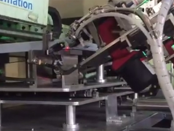 拉钉机配合机械手应用视频