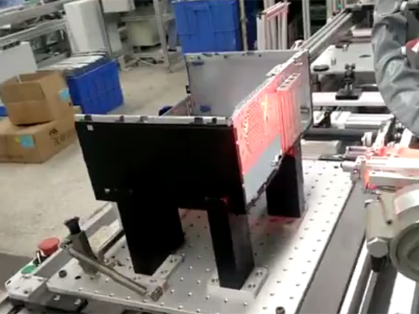 拉钉机配合机械手应用案例