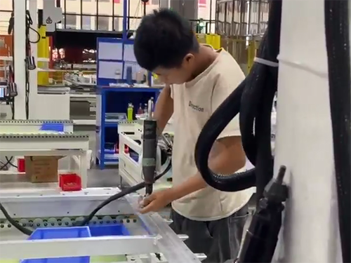 手持式拉铆螺母枪过程...