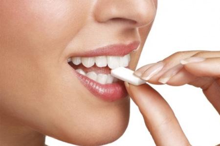 嚼口香糖消除细纹