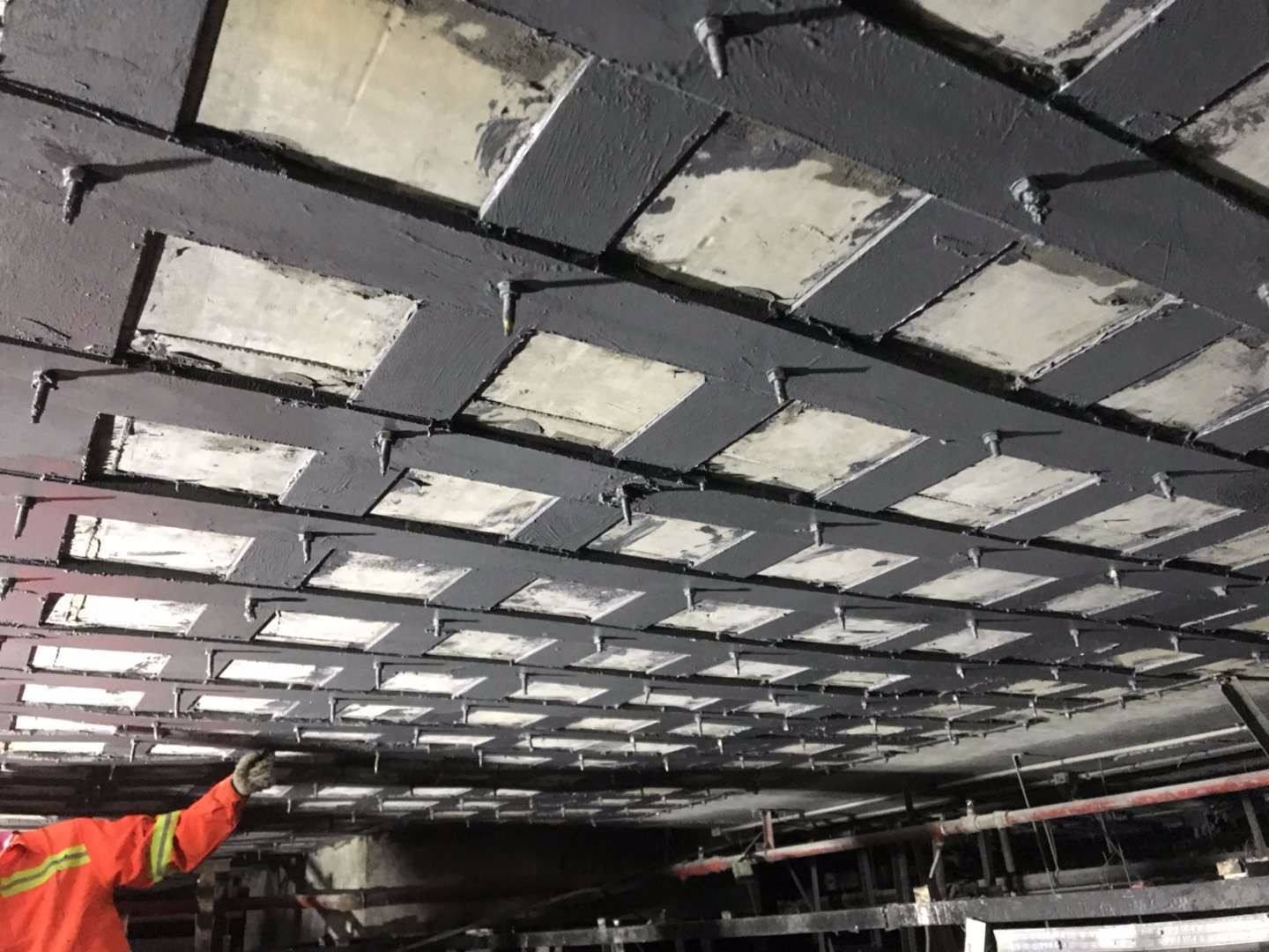 如何区分建筑加固改造中的干湿式包钢加固方法？