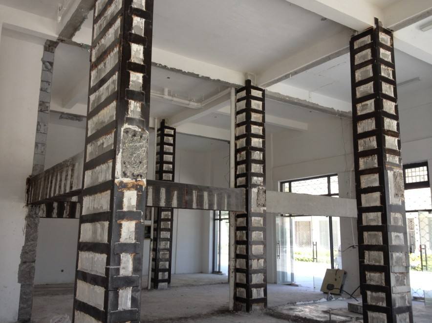 如何区分建筑加固改造中的干湿式包钢加固方法？