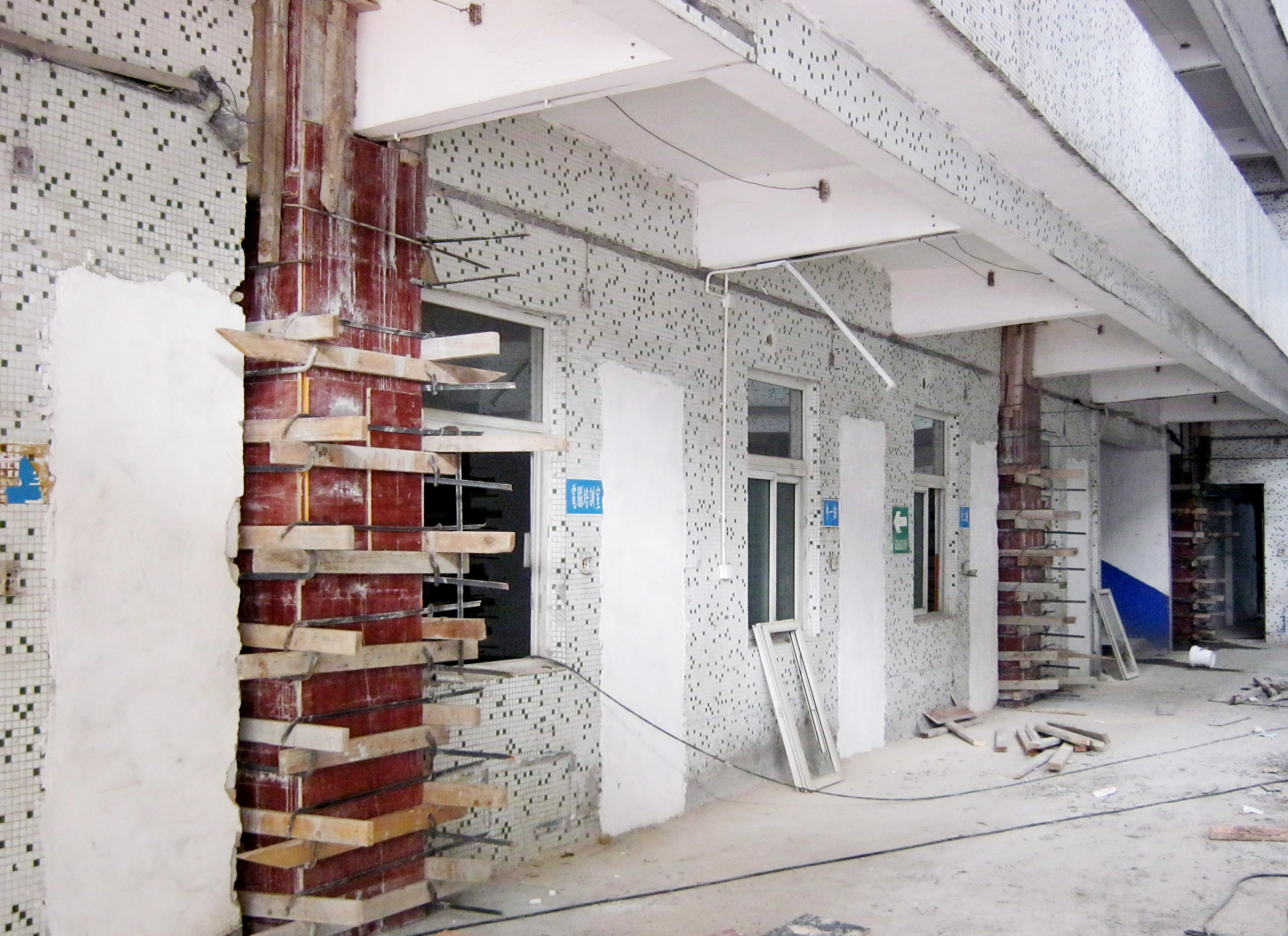 混凝土梁板增大截面加固法怎么施工？