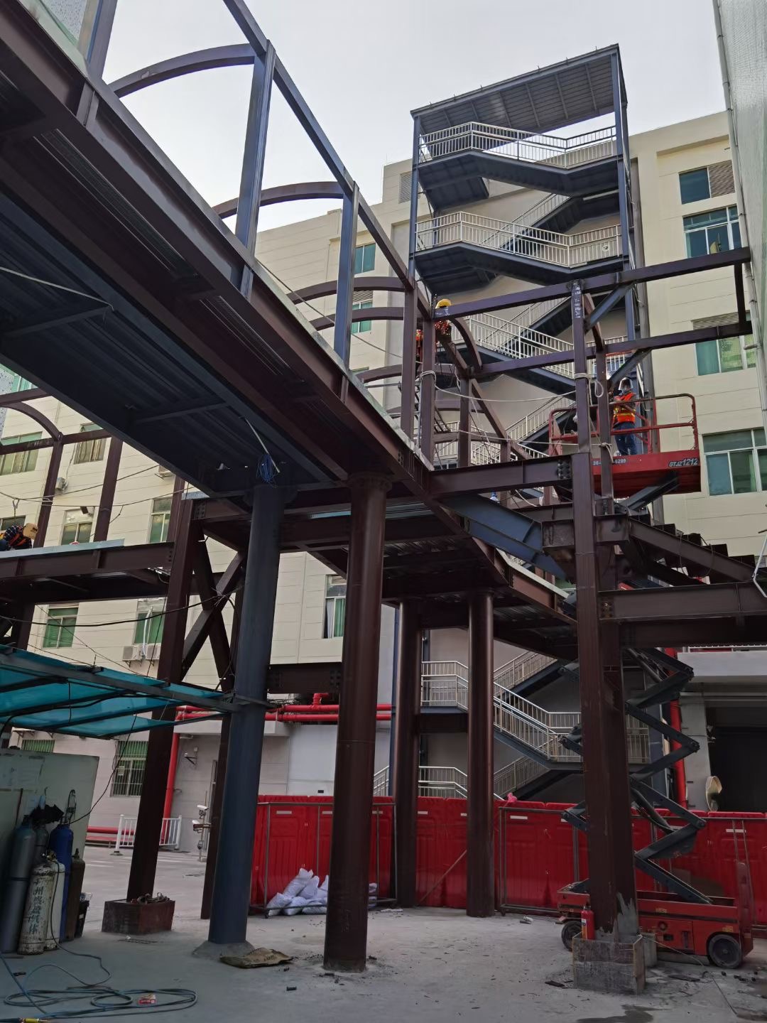 钢结构连廊和消防楼梯...